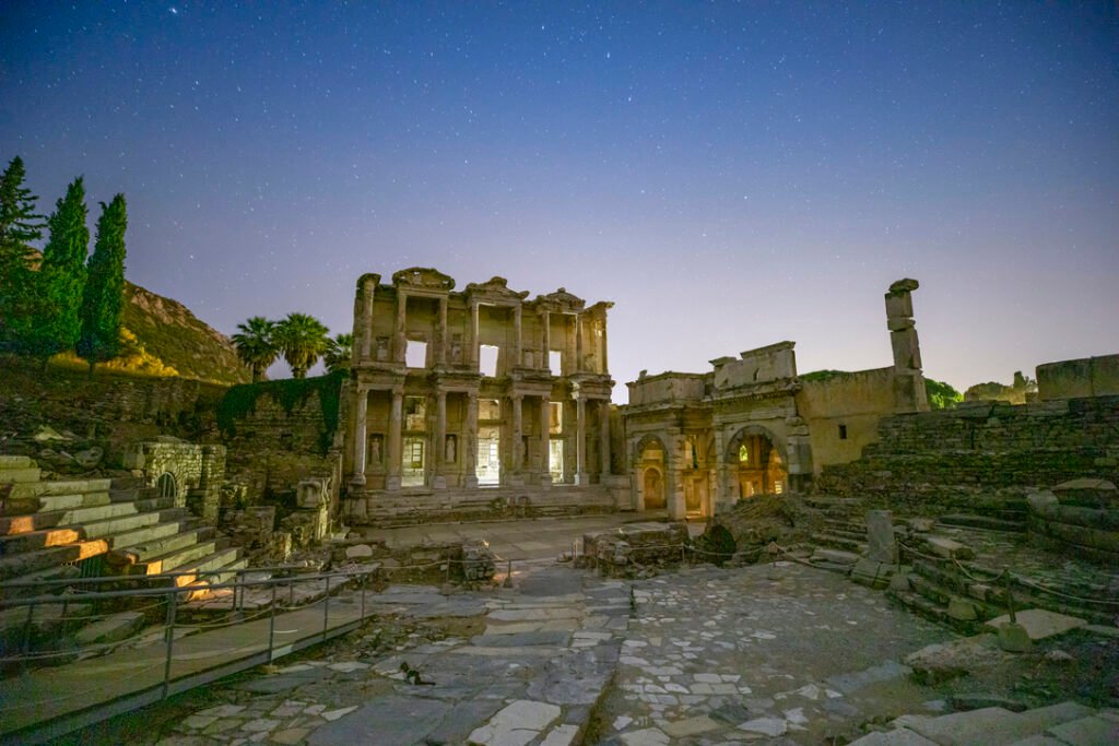 Gece Efes, Gündüz İyonya